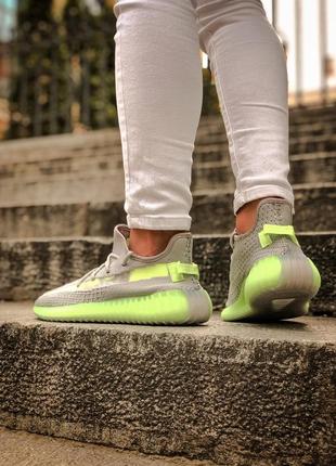 Крутые женские кроссовки adidas yeezy boost 350 серые с салатовым7 фото