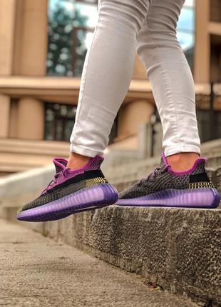 Круті жіночі кросівки adidas yeezy boost 350 фіолетові7 фото