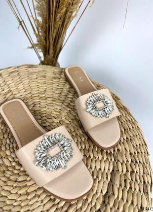 Шлепанцы с украшением