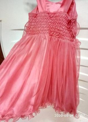 Очень красивое нежное платье на торжество девочке 6-8лет