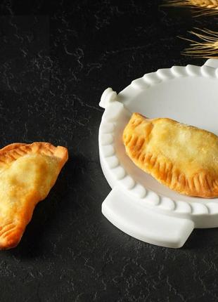 Пластикова форма для ліплення чебуреків та пиріжків (чебуречниця) діаметр 18 см5 фото