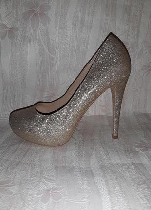 Золотистые блестящие туфли на высоком каблуке3 фото
