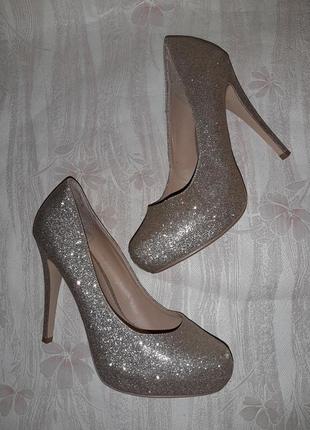 Золотистые блестящие туфли на высоком каблуке5 фото