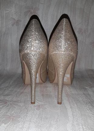 Золотистые блестящие туфли на высоком каблуке7 фото