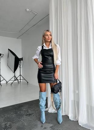 Костюм женский - короткий сарафан платье мини из экокожи и белая рубашка-рубашка