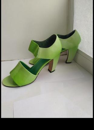 Летние открытые женские туфли на каблуке3 фото