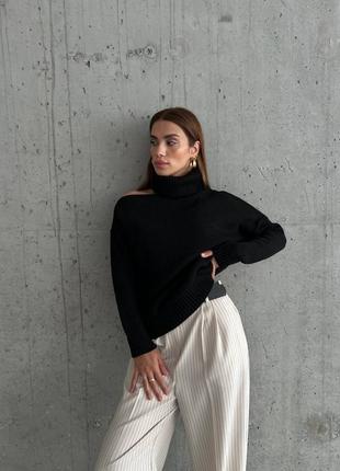 Свободный свитер свободного кроя с вырезом