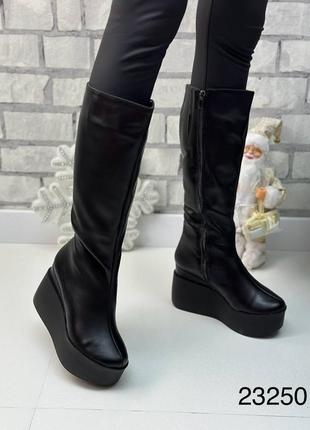 Високі зимові жіночі чоботи з натуральної шкіри на платформі5 фото