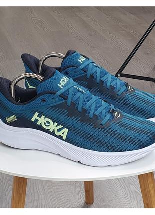 Новая пара кроссовок hoka one one
