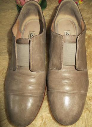 Очень комфортные кожаные туфли clarks ,стального цвета.