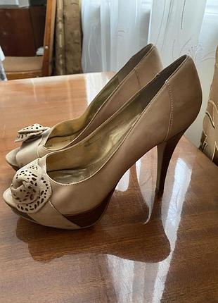 Туфлі , босоніжки guess