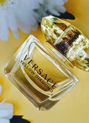 Яскравий фруктово-деревинний аромат у стилі versace yellow diamond