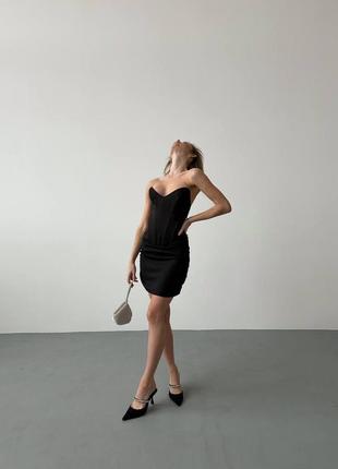 Нежное маленькое черное платье по фигурке с открытыми плечами4 фото