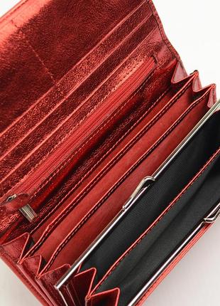 Красный женский кожаный блестящий классический кошелек на магнитах7 фото