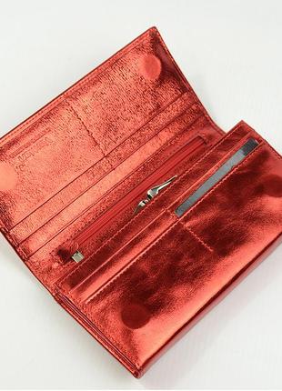 Красный женский кожаный блестящий классический кошелек на магнитах6 фото