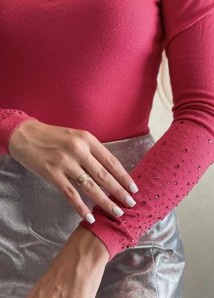 Красивый удлиненный свитер розового цвета с камушками4 фото