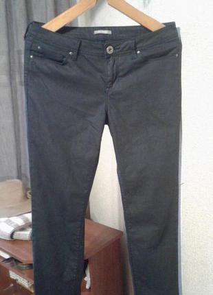 Черные фирменные  джинсовые брючки orsay,38 евр..1 фото