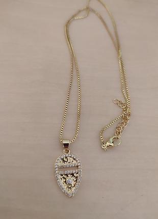 Геометрическая подвеска украшена цирконами на длинной цепочке