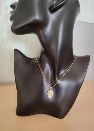 Геометрическая подвеска украшена цирконами на длинной цепочке4 фото