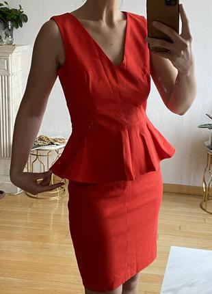 Сукня червона міні плаття баска з баскою футляр вище коліна виріз