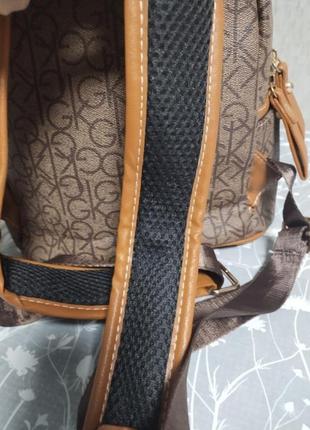 Рюкзак портфель коричневый с брелком собачкой gk в стиле calvin klein7 фото