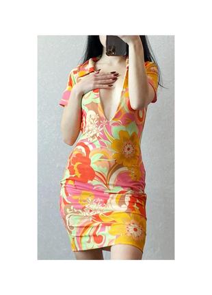 Актуальное платье мини, платье в цветочный принт, с глубоким вырезом, стильное, модное, треб новое, по фигуре3 фото