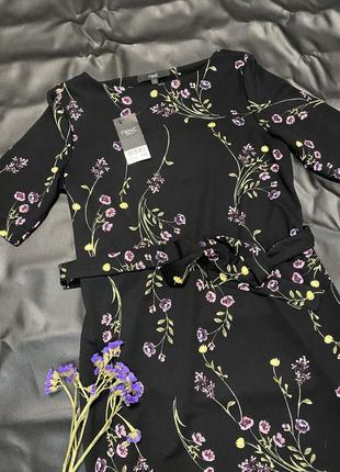 Плаття чорне у квітковий принт с поясом від бренду next3 фото