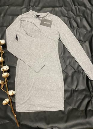 Платье с красивым вырезом серого цвета от бренда prettylittlething.