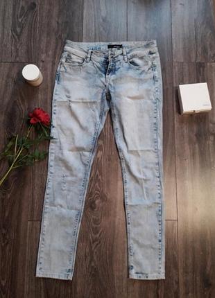 Стильные джинсы с потертостями р-р м