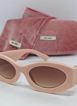 Очки в стиле miu miu женские солнцезащитные кремовые бежево розовые модные лисички с золотым логотипом1 фото