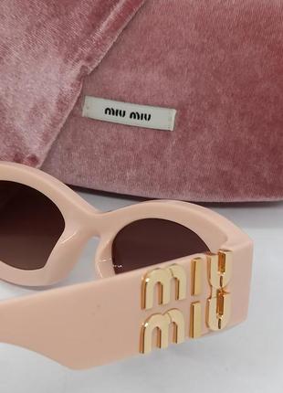 Очки в стиле miu miu женские солнцезащитные кремовые бежево розовые модные лисички с золотым логотипом8 фото