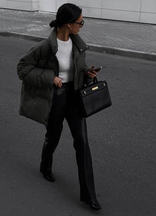 Брюки женские черные кожаные однотонные теплые на флисе на высокой посадке с карманами качественные стильные трендовые4 фото