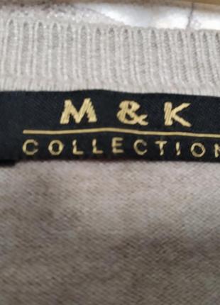 Нарядный свитер m & k kollection с кулонами и бантиками бежевый4 фото