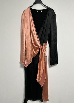 Контрастне атласне плаття із заходом unique21