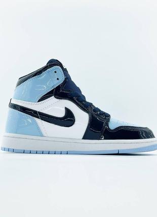 Женские кроссовки голубые с черным в стиле nike air jordan 1 retro high unc "patent blue"