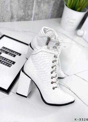 Натуральні шкіряні білі демісезонні та зимові ботильйони - черевики пітон на шнурівці на підборах2 фото
