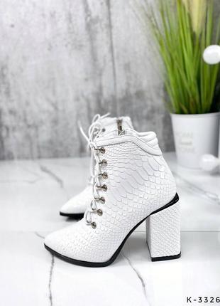 Натуральні шкіряні білі демісезонні та зимові ботильйони - черевики пітон на шнурівці на підборах4 фото