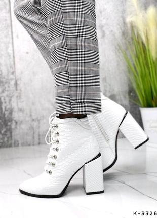 Натуральні шкіряні білі демісезонні та зимові ботильйони - черевики пітон на шнурівці на підборах7 фото