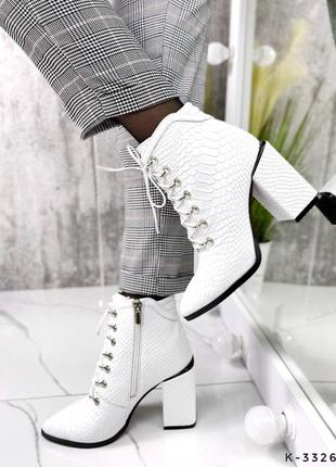 Натуральні шкіряні білі демісезонні та зимові ботильйони - черевики пітон на шнурівці на підборах6 фото