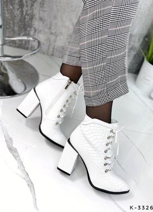 Натуральні шкіряні білі демісезонні та зимові ботильйони - черевики пітон на шнурівці на підборах8 фото