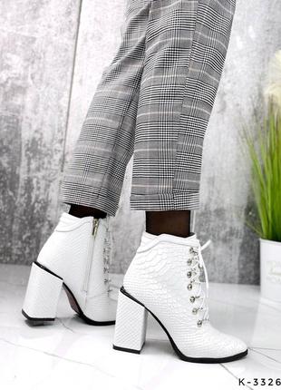 Натуральні шкіряні білі демісезонні та зимові ботильйони - черевики пітон на шнурівці на підборах9 фото