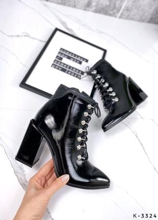 Натуральні шкіряні лаковані чорні демісезонні та зимові ботильйони - черевики на шнурівці на підбора2 фото