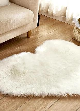 Маленьнкий пушистый коврик в форме сердца