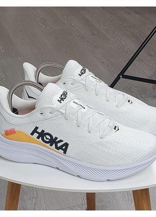 Новая пара кроссовок hoka one one