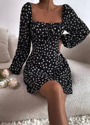 Платье мини с длинными рукавами приталенное со стяжками короткая с обильной юбкой платья с цветочным принтом стильная трендовая базовая черная5 фото