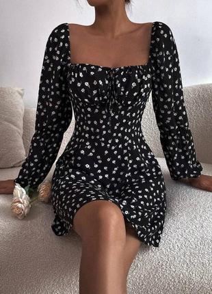 Сукня міні з довгими рукавами приталена зі стяжками коротка з рясною спідницею плаття з квітковим принтом стильна трендова базова чорна