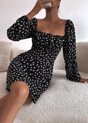 Платье мини с длинными рукавами приталенное со стяжками короткая с обильной юбкой платья с цветочным принтом стильная трендовая базовая черная3 фото
