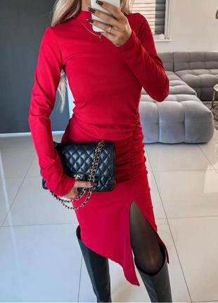 Сукня міді з довгими рукавами приталена з розрізом по ніжці облягаюча з високим коміром під горло плаття стильна базова чорна червона2 фото