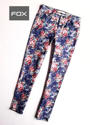 Классные джинсы в цветочный принт,внизу змеечки1 фото