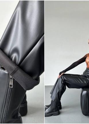 Кожаные брюки на флисе свободного прямого кроя на высокой посадке теплые брюки из искусственной эко кожи стильные трендовые черные8 фото